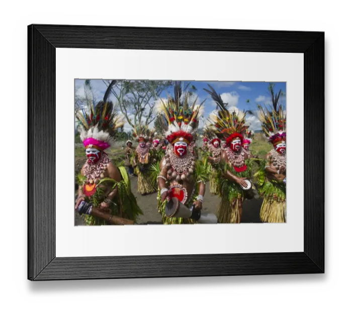 Framed Print : Kunai Sing-sing group from Hagen in Western Highlands performing at the Hagen Show Framed Print : Kunai Sing-sing group from Hagen in Western Highlands performing at the Hagen Show