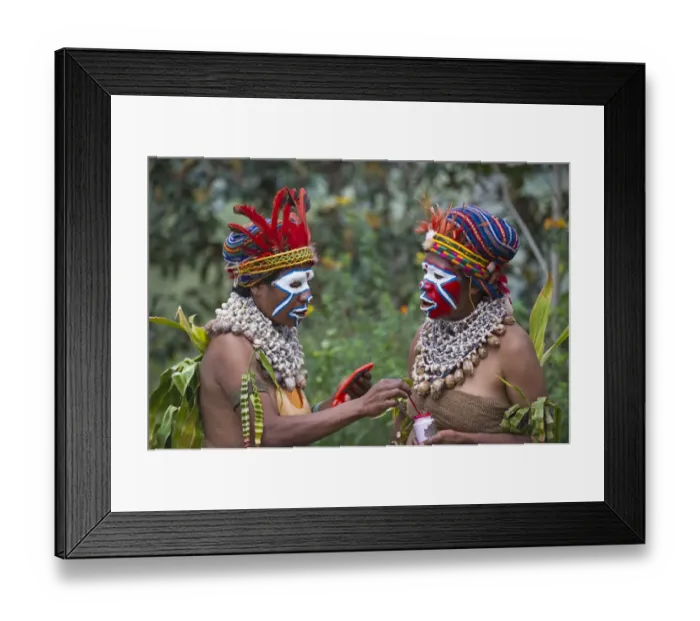 Framed Print : Paiya Sing-sing group preparing for the Paiya show in Western Highlands Papua New Guinea