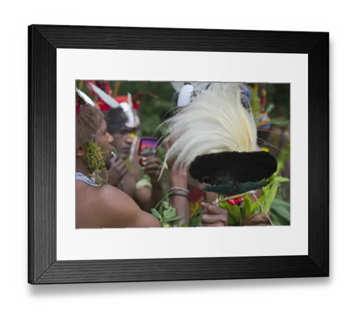 Framed Print : Preparing for Sing-sing at Paiya Show Western Highlands Papua New Guinea Framed Print : Preparing for Sing-sing at Paiya Show Western Highlands Papua New Guinea