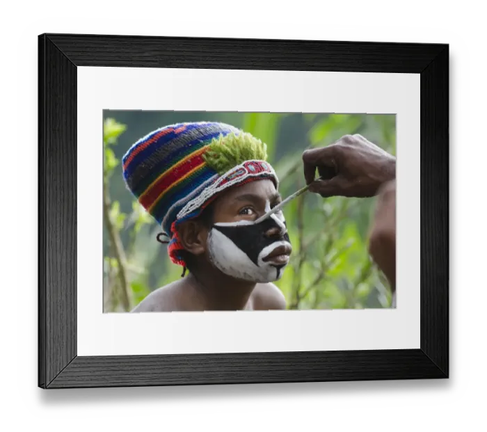 Framed Print : Western Highlanders preparing for a Sing-sing at the Paiya Show in the Western Highlands Framed Print : Western Highlanders preparing for a Sing-sing at the Paiya Show in the Western Highlands