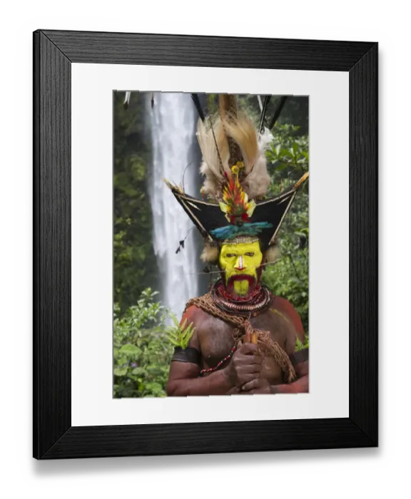 Framed Print : Timan Thumbu Huli Wigman from Tari Southern Highlands Papua New Guinea. Feathers