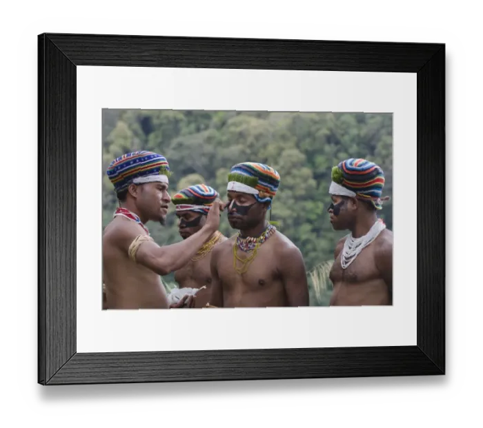 Framed Print : Western Highlanders preparing for a Sing-sing at the Paiya Show in the Western Highlands Framed Print : Western Highlanders preparing for a Sing-sing at the Paiya Show in the Western Highlands