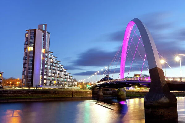 Clyde Arc (Squinty Bridge) and residential flats, River Clyde, Glasgow, Scotland