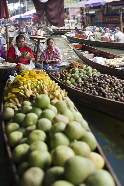 South East Asia, Thailand, Ratchaburi province, fruit vendors at the Damnoen Saduak