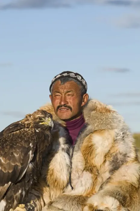 Framed Print : Dalai Han an Kazakh eagle hunter with his Golden Eagle Bayan-Ulgii in Altai Mountains