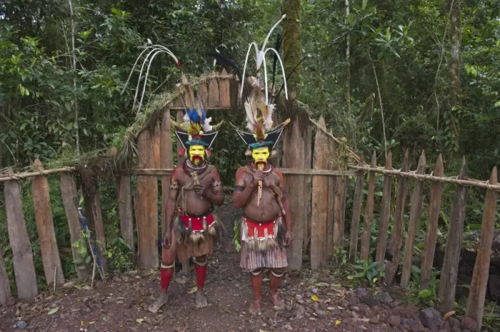 Framed Print : Huli Wig-men at Makara Bird View Lodge Tari Papua New Guinea Framed Print : Huli Wig-men at Makara Bird View Lodge Tari Papua New Guinea