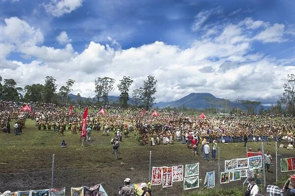 Mt Hagen Show - mass Sing-sing in Western Highlands Papua New Guinea