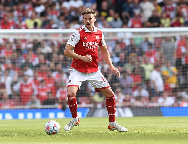 Arsenal's Rob Holding in Action Against Everton - Premier League Showdown (2021-22)