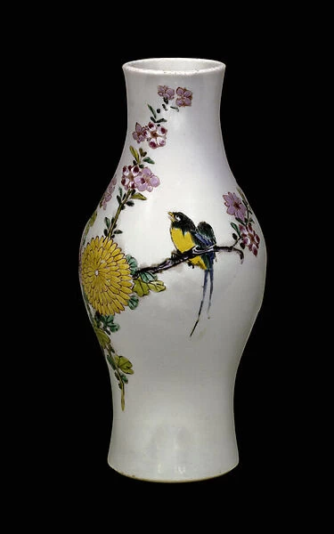 Chinese art: ceramic vase of the pink family decorated with birds and flowers