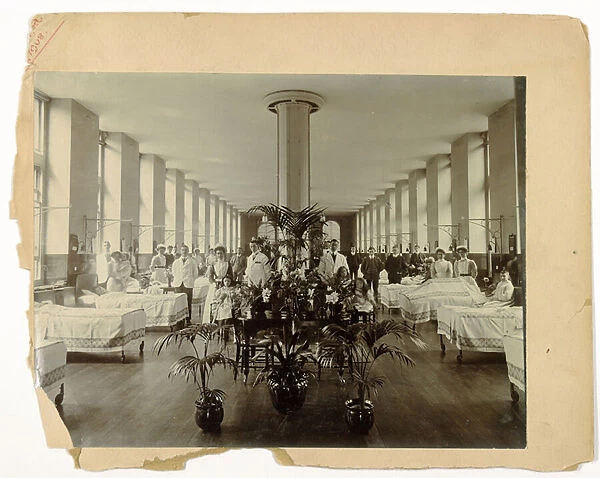 A ward at St. Thomas Hospital, 1908 (b  /  w photo)