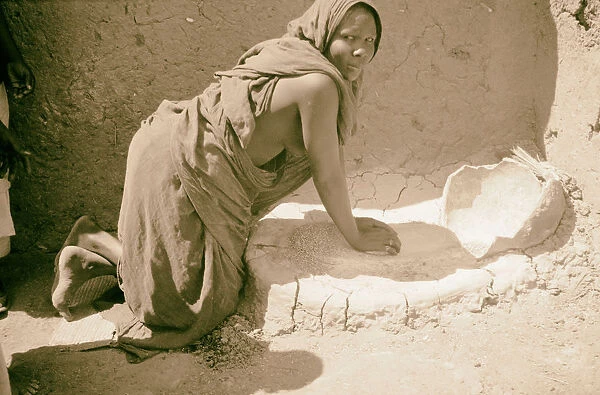 Sudan Khartoum Dain el-Tashy woman rubbing grain