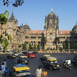 Busy junction outside Victoria Terminus (Chhatrapati Shivaji Terminus), UNESCO World Heritage Site, Mumbai (Bombay), Maharashtra, India, Asia