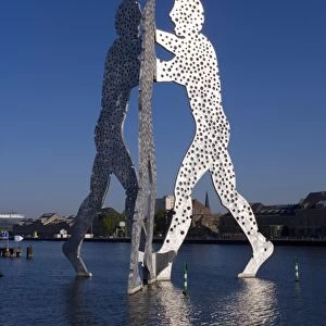 Molecule Men sculpture and River Spree