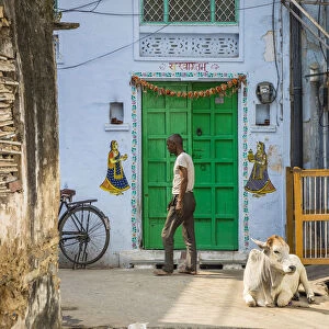 Street scene in the old town of Udaipur, Rajasthan, India