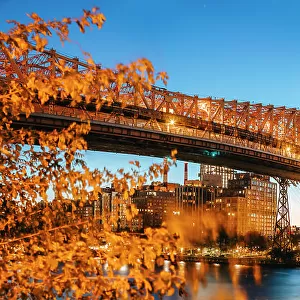 USA, New York City, view of the Queensboro bridge and the Roosevelt island