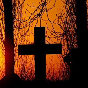 THE SUN SETS OVER ST PETERs CHURCH GRAVEYARD IN SWEPSTONE CENTRAL ENGLAND