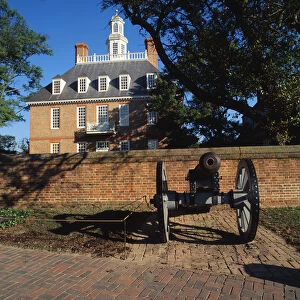 USA, Virginia, Williamsburg, Cannon outside Governors palace
