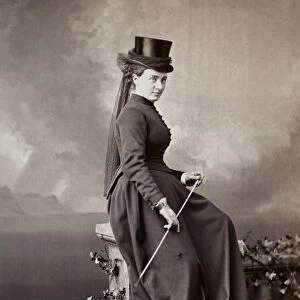 WOMENs FASHION, 1880s. Original cabinet photograph, taken at Napoleon Sarony s