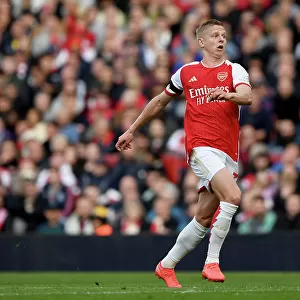 Arsenal vs Sheffield United: Zinchenko Chases Down the Ball in Premier League Showdown (2023-24)