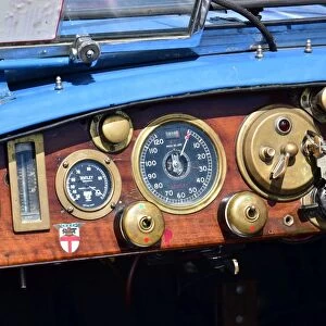 CM15 5126 Dashboard, the beauty of brass and wood