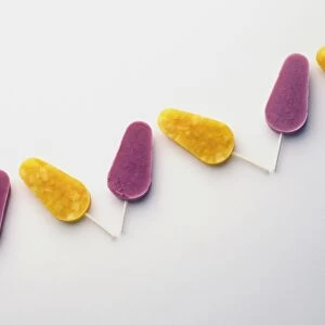 Six ice lollies in a row coloured yellow and pink