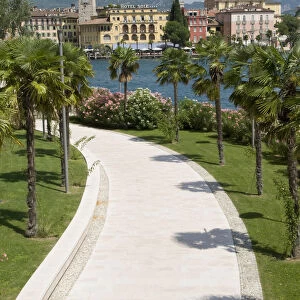 Italy, Lombardy, Lake Garda, Riva del Garda, promenade along waterfront