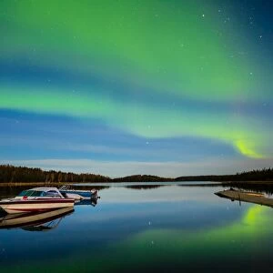 Northern lights reflection acros a lake