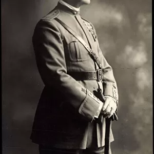 Ak S. A. R. il Duca d Aosta, Herzog von Aosta, Uniform, Helm (b / w photo)