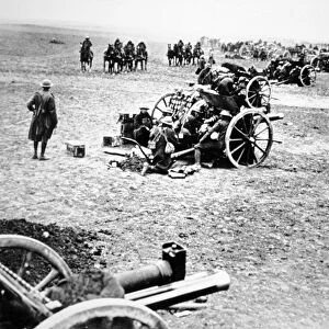British 18-pounder field guns in action on the Western Front, 1914-18 (b / w photo)