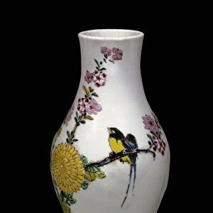 Chinese art: ceramic vase of the pink family decorated with birds and flowers