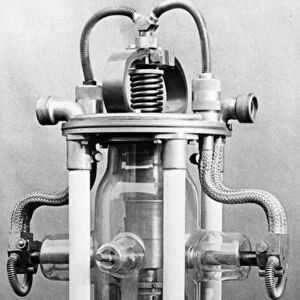 Vacuum tube for television broadcasting, c. 1933 (b / w photo)