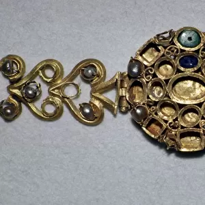 Gold Roman bracelet set with sapphires, emeralds, and pearls, 3rd century