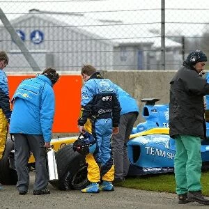Formula One Testing: Fernando Alonso crashes the Renault R24 during testing