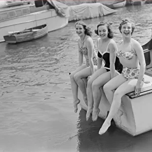 Barbara Pearce, Tamara Kirova, and Eleanor Fazan on River Thames. 1950 024416 / 7