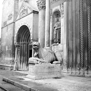 Stiloforo Lion, detail of the central portal of the facade, detail, Benedetto Antelami (act. 1178-1233) and the school, Cathedral of San Donnino, Fidenza
