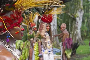 Pacific Prints: Jiwika Tribe from Western Highlands preparing for the Paiya Show in Western Highlands