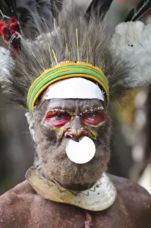 Pacific Prints: Juiwika Tribe from Western Highlands at Sing-sing at the Paiya Show in Western Highlands