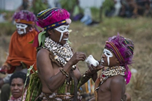 Sing-sing group from Hagen in Western Highlands performing at Hagen Show Papua New Guinea Sing-sing group from Hagen in Western Highlands performing at Hagen Show Papua New Guinea